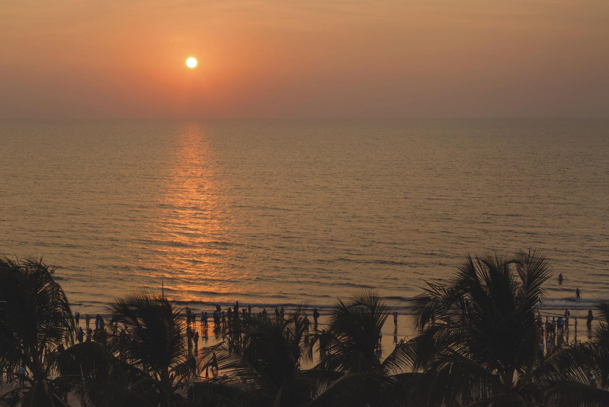 Hotel Ramada Plaza By Wyndham Palm Grove Bombay Exterior foto Sunset at Marina Beach
