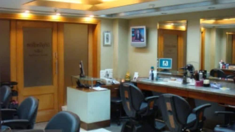 Hotel Ramada Plaza By Wyndham Palm Grove Bombay Exterior foto A dental practice in Mumbai, India