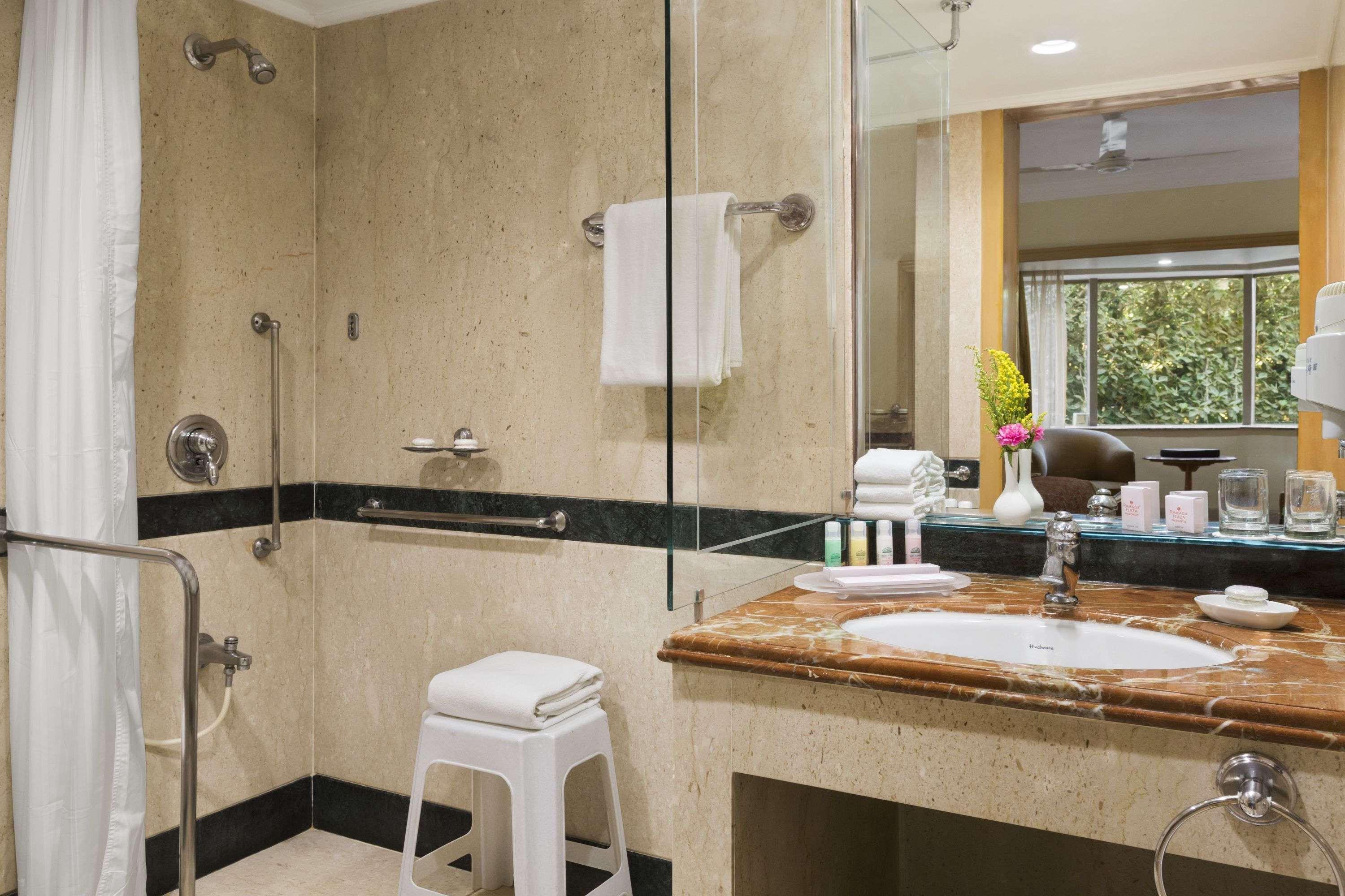 Hotel Ramada Plaza By Wyndham Palm Grove Bombay Exterior foto Bathroom