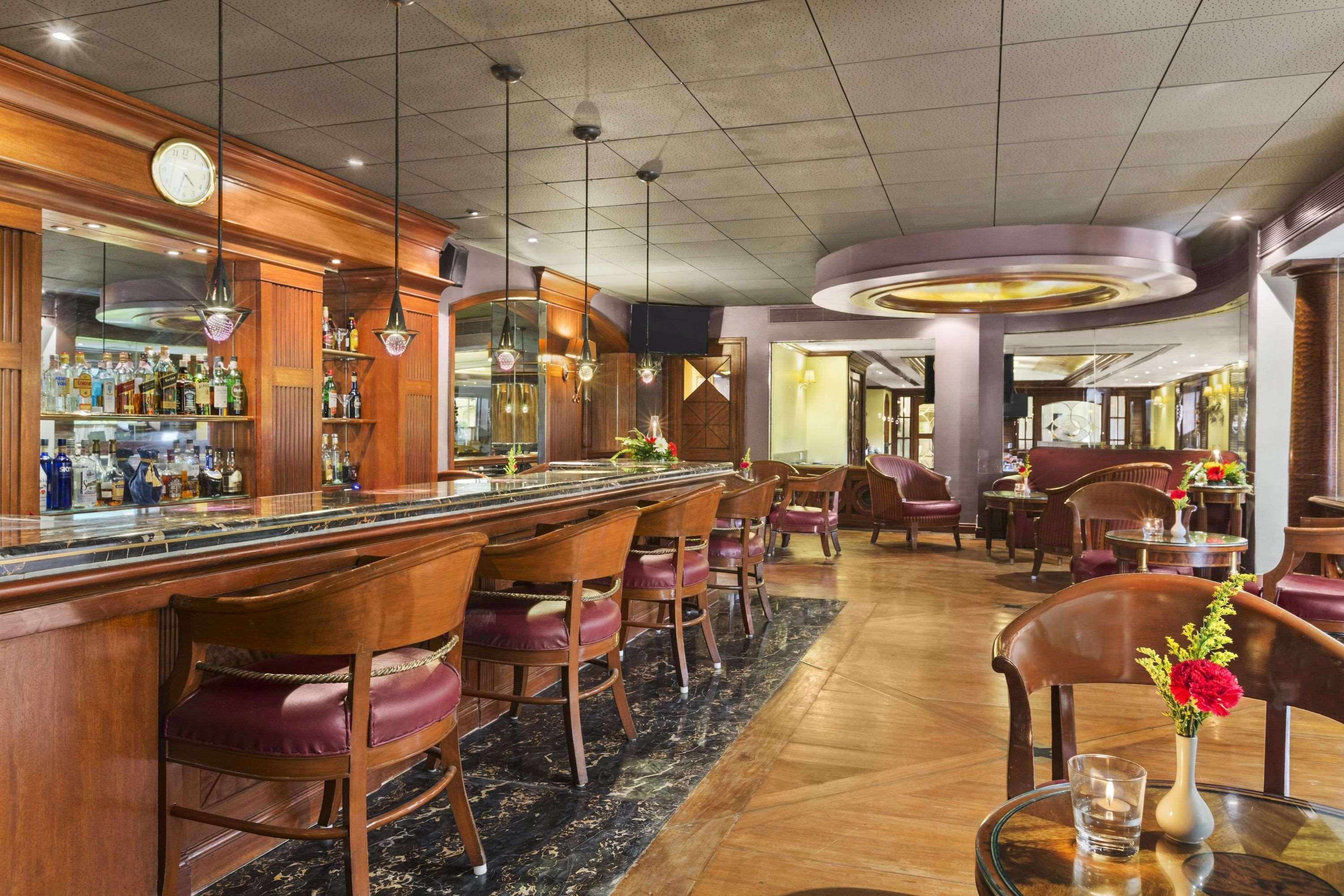 Hotel Ramada Plaza By Wyndham Palm Grove Bombay Exterior foto The bar at the restaurant