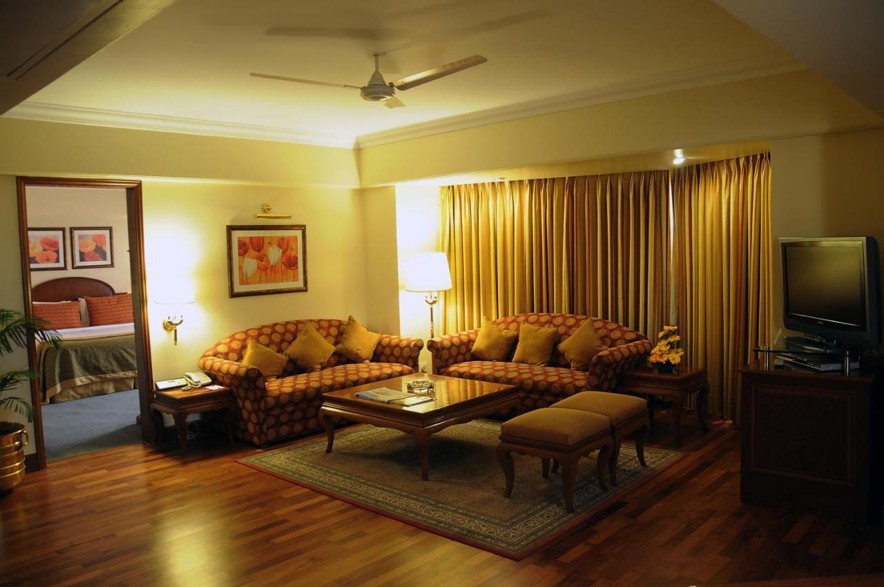 Hotel Ramada Plaza By Wyndham Palm Grove Bombay Exterior foto A living room in a suite at the Taj Mahal Palace, Mumbai