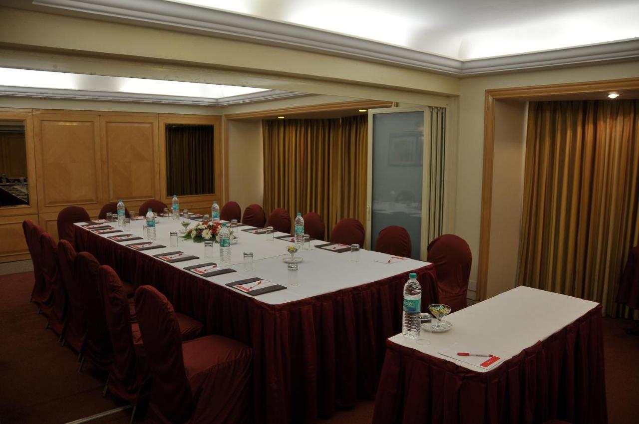 Hotel Ramada Plaza By Wyndham Palm Grove Bombay Exterior foto A meeting room at a hotel
