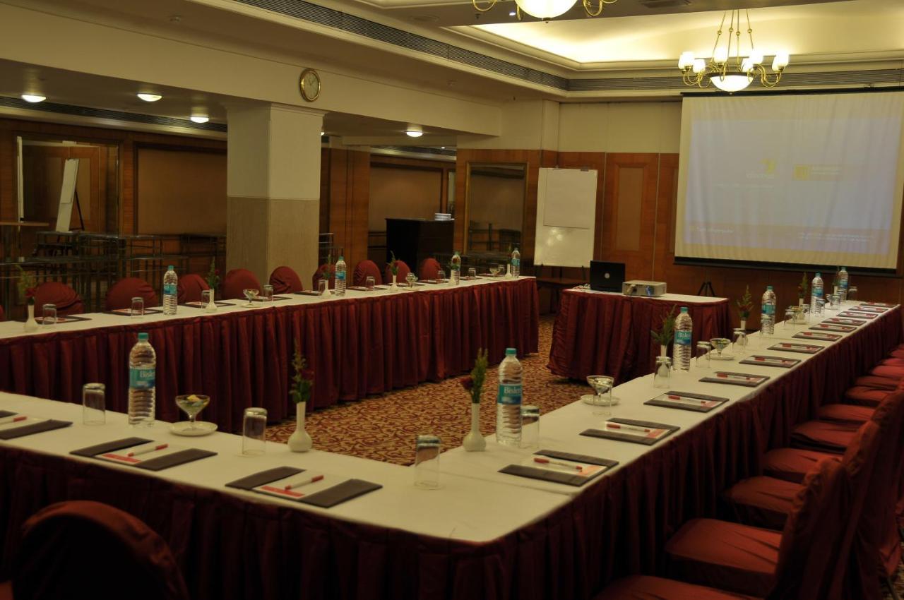 Hotel Ramada Plaza By Wyndham Palm Grove Bombay Exterior foto A meeting room at a hotel