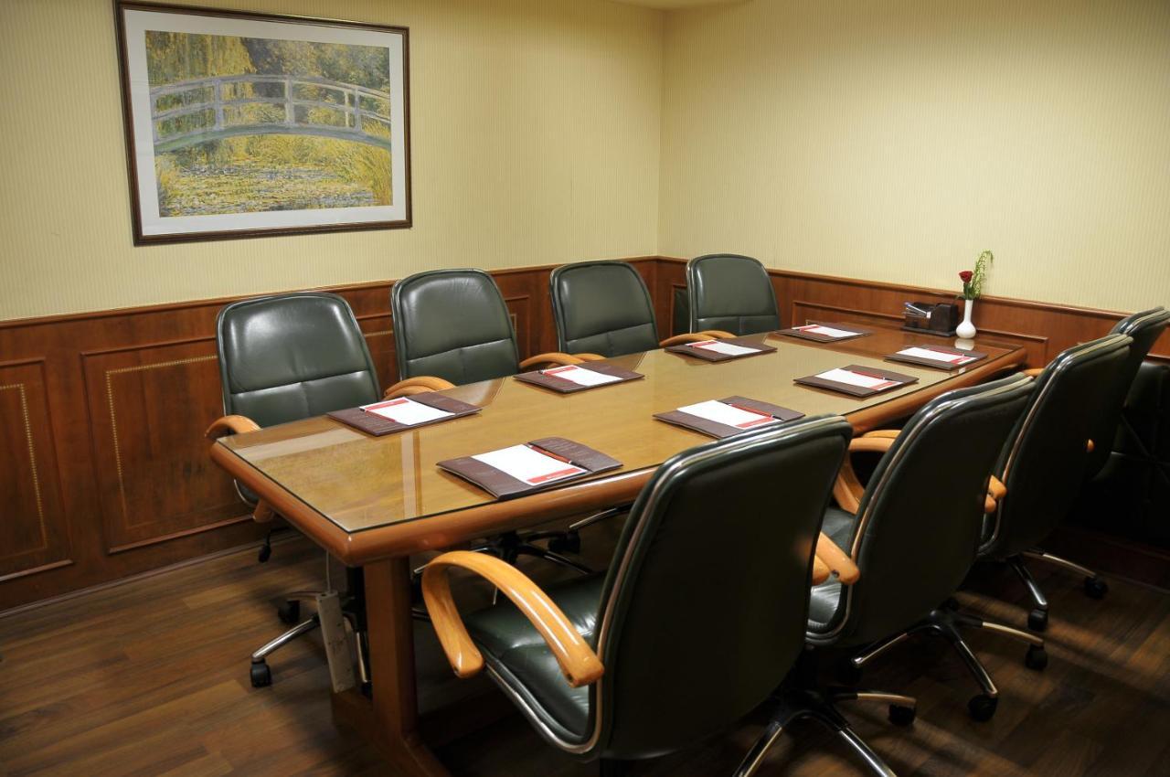 Hotel Ramada Plaza By Wyndham Palm Grove Bombay Exterior foto A boardroom