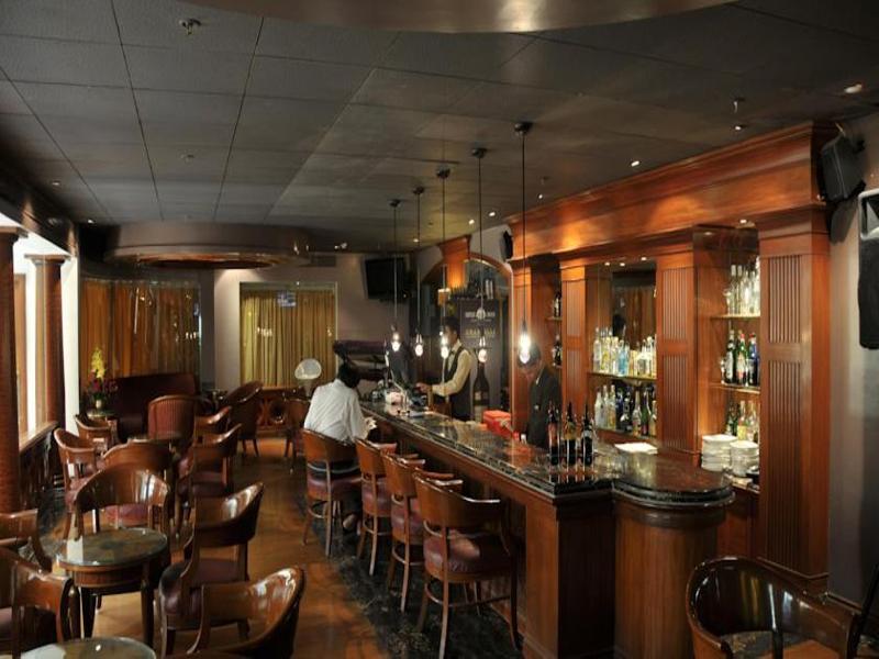 Hotel Ramada Plaza By Wyndham Palm Grove Bombay Exterior foto The bar at the hotel
