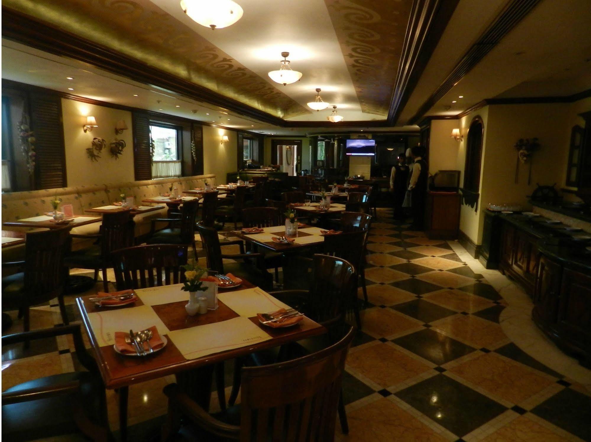 Hotel Ramada Plaza By Wyndham Palm Grove Bombay Exterior foto The interior of the restaurant